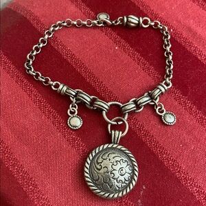 5/$10❤️❤️❤️Vintage 80s Silver Tone Alloy Floral Charm Bracelet